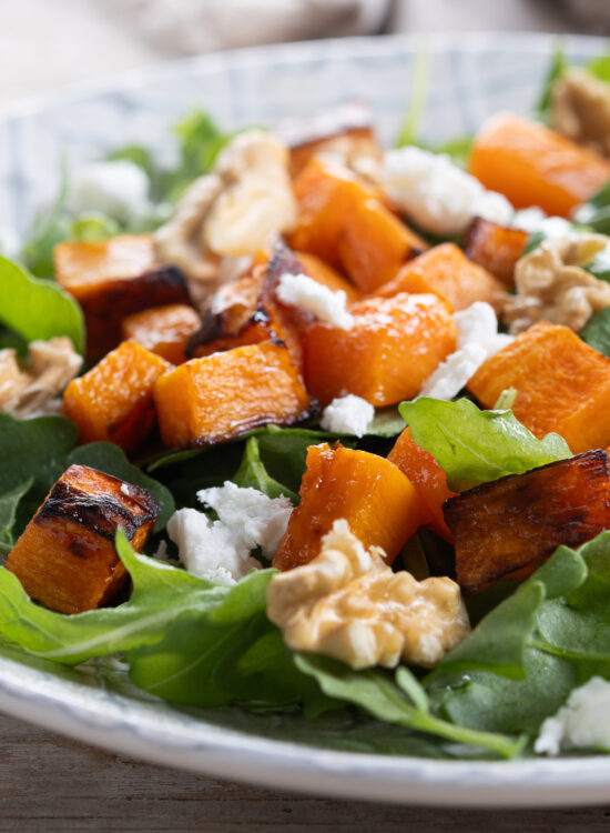 Preparat sănătos în dieta zonelor albastre: cartof dulce, salată verde, nuci, brânză