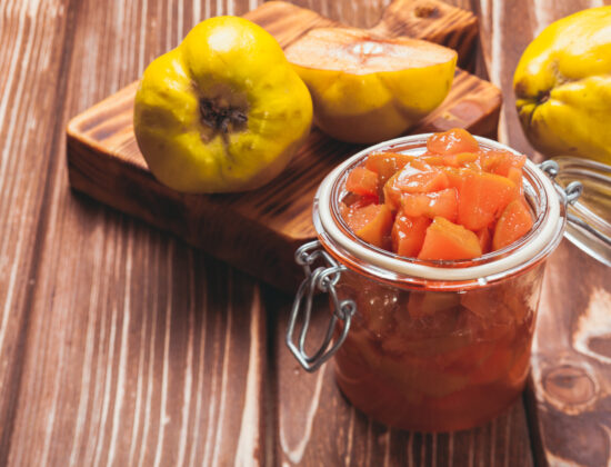 Imagine de aproape cu reteta de dulceata de gutui cubulete