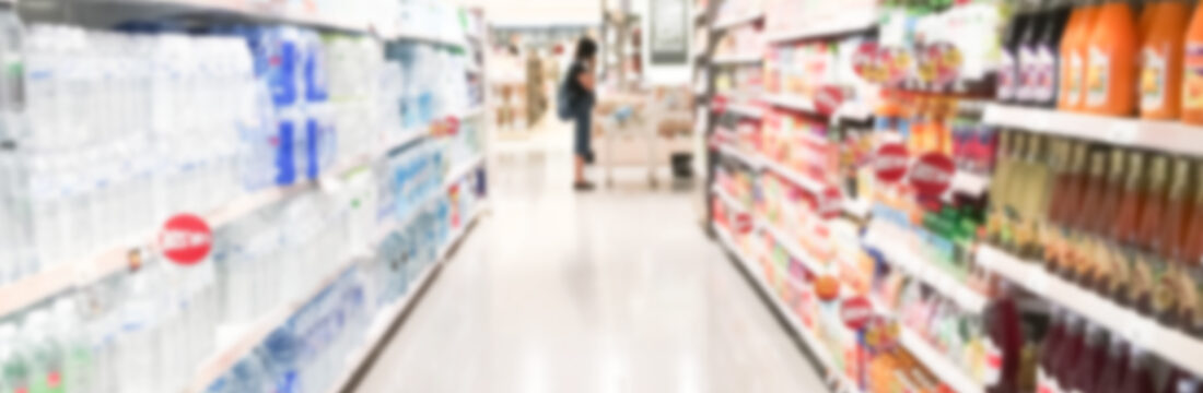 rafturile unui supermaket pline, imagine blurata