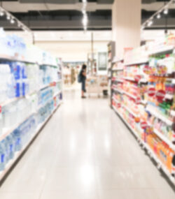 rafturile unui supermaket pline, imagine blurata