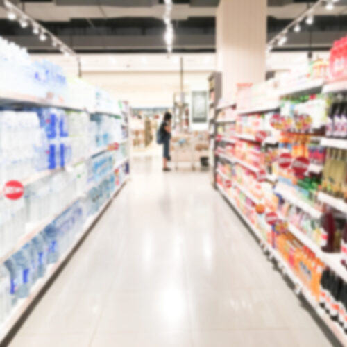 rafturile unui supermaket pline, imagine blurata