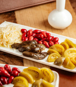 platouri cu muraturi gustoase, gogonele, varza, masline