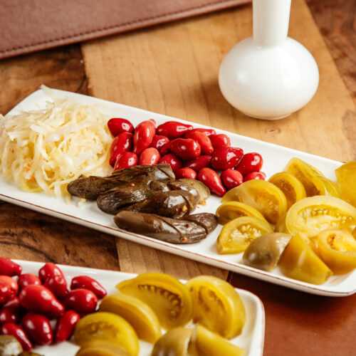 platouri cu muraturi gustoase, gogonele, varza, masline