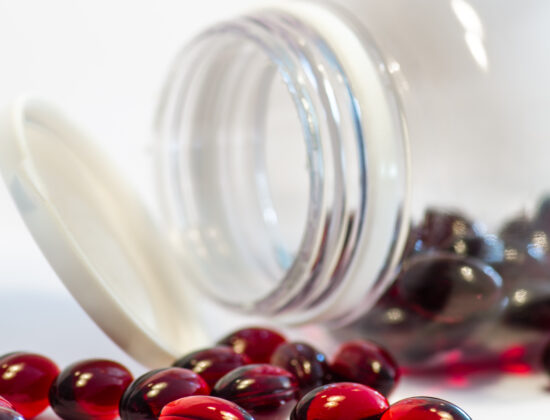 suplimente cu resveratrol o parte sunt pe masa, o parte in tub