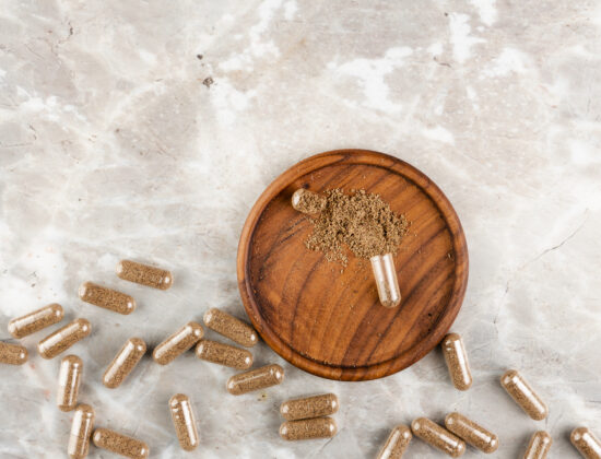 suplimente alimentare cu ashwagandha pe o masa de marmură, vedere de sus