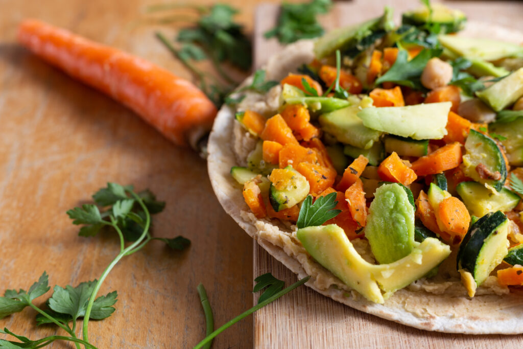 Imagine de aproape, lipie integrală cu morcov, avocado și cartof dulce, alimente pe care poți să le mănânci după sală