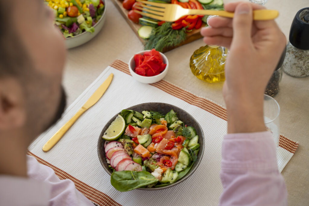 Imagine de aproape, bărbat mănâncă un bol de salată