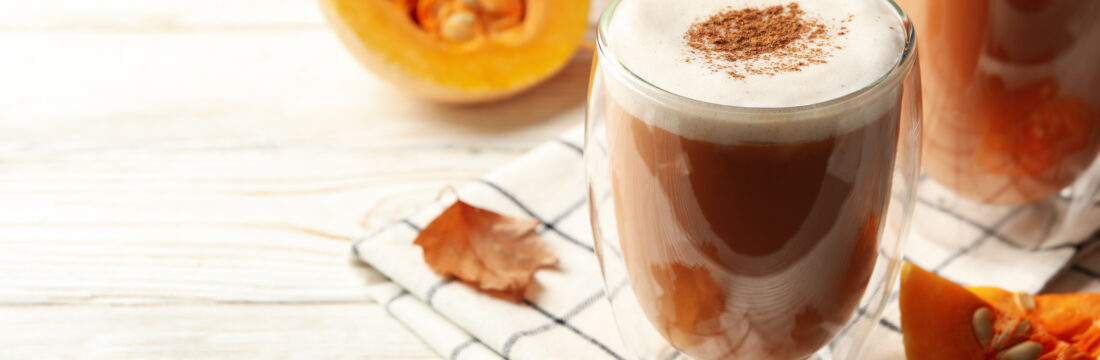 2 căni cu pumpkin spice latte rețetă de dietă, cu jumătătți de dovleac în fundal