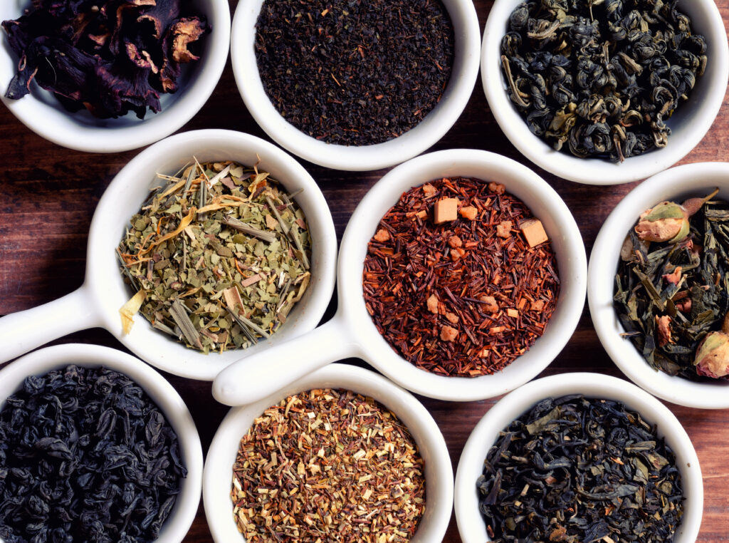 Imagine de sus cu amestec de ceaiuri pentru slabit