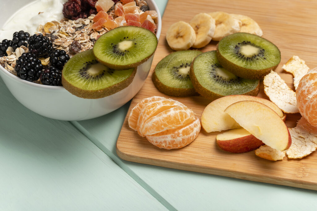 Imagine de aproape, alimente bune pentru somn într-un bol: iaurt, ovăz, fructe low carb