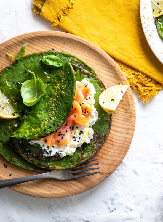 Imagine de sus, preparat low carb cu lipie din legume verzi