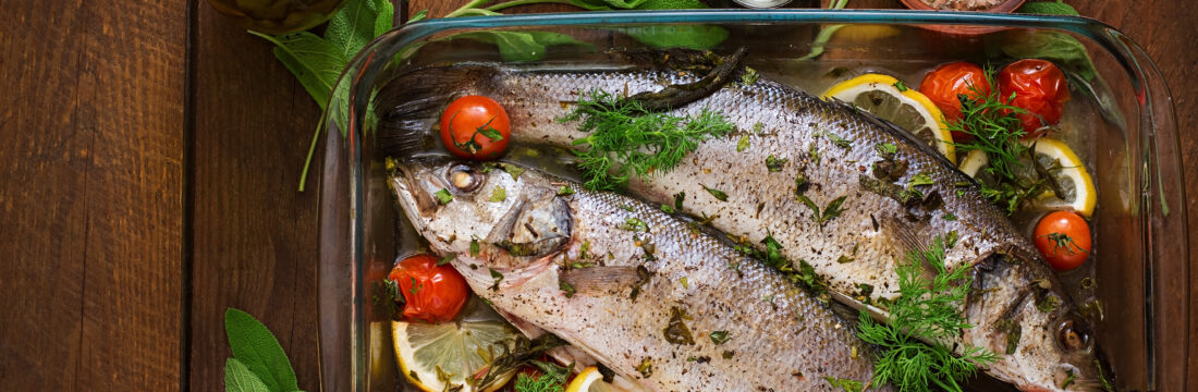 Imagine de sus, preparat cu 2 pești într-o tavă de sticlă, preparat optim în dieta nordică