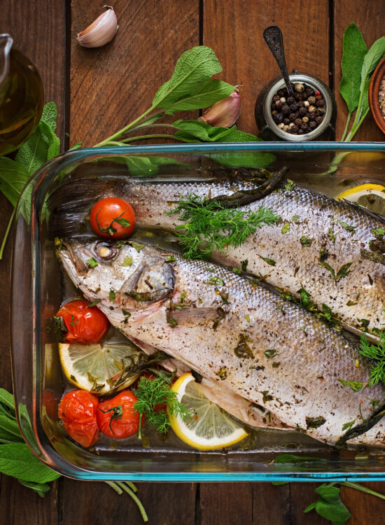 Imagine de sus, preparat cu 2 pești într-o tavă de sticlă, preparat optim în dieta nordică