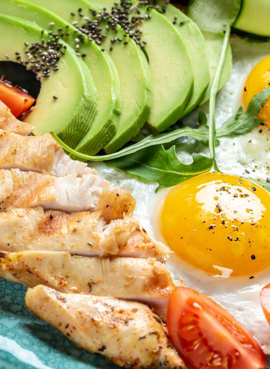 Preparat high protein cu ouă, carne de pui, avocado, castraveți și roșii proaspete în dieta snake