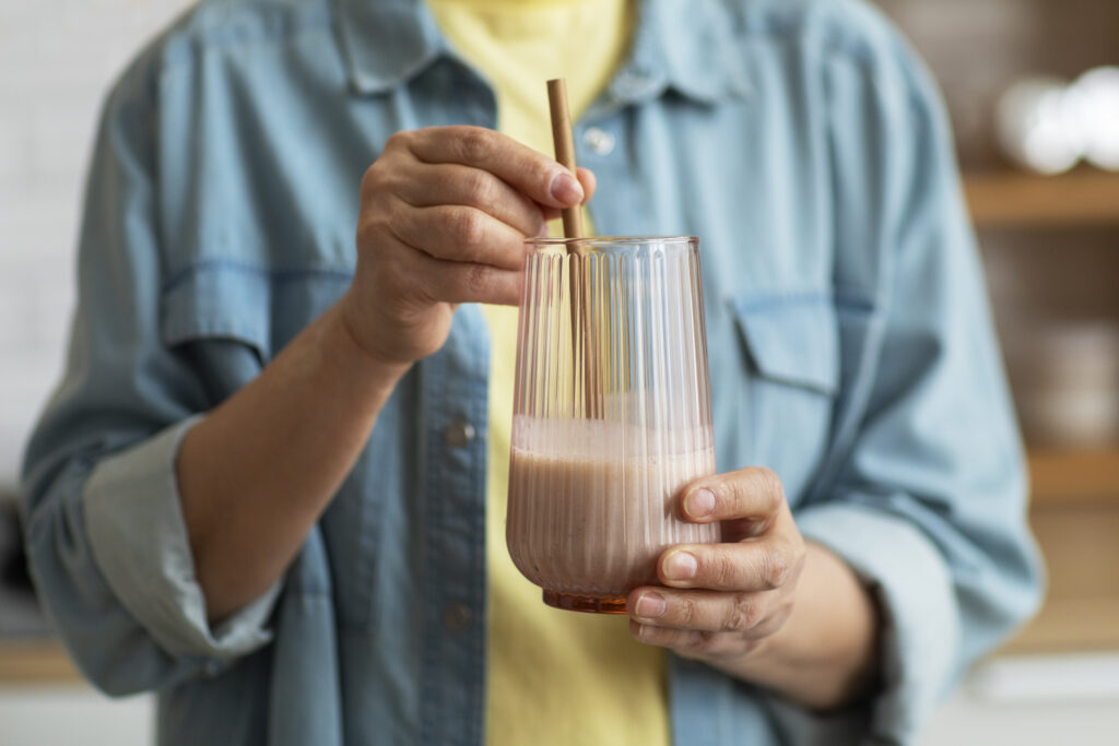 Imagine de aproape, persoană care bea shake hipocaloric în dieta vlcd