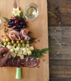 aperitive de craciun asezate in forma de brad, cu masline, cascaval, prosciutto, salam