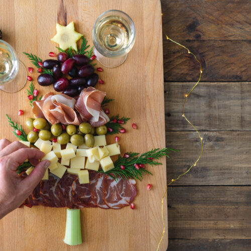 aperitive de craciun asezate in forma de brad, cu masline, cascaval, prosciutto, salam