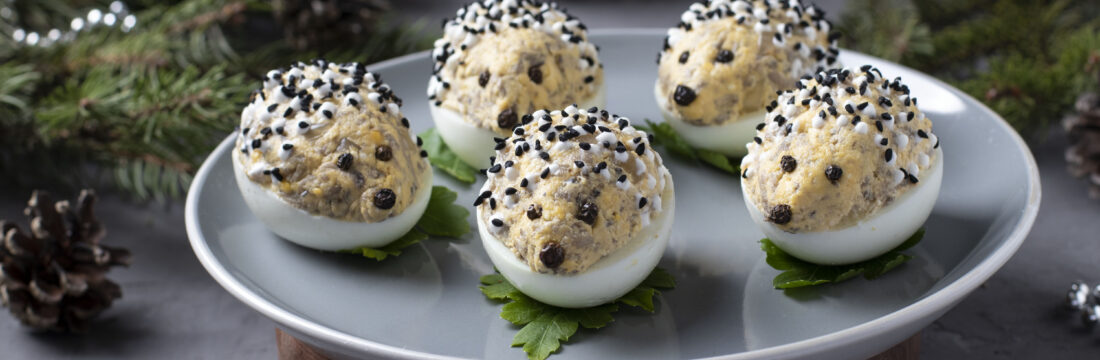 Ouă umplute de Crăciun, decorate ca arici