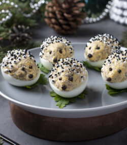 Ouă umplute de Crăciun, decorate ca arici