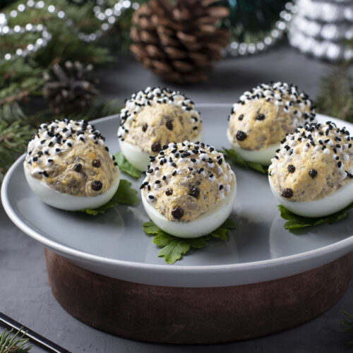 Ouă umplute de Crăciun, decorate ca arici