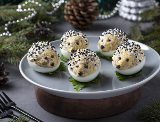 Ouă umplute de Crăciun, decorate ca arici