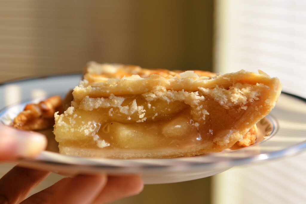 Imagine de aproape, prăjitură de mere de post  pe o farfurie