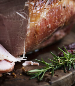 close up cu ciolan de porc afumat