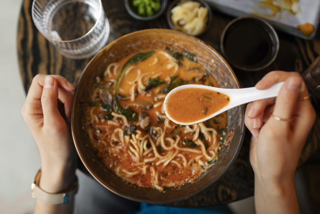 Imagine de sus, persoană care mănâncă miso soup, idee de rețetă nutritivă în dieta snake