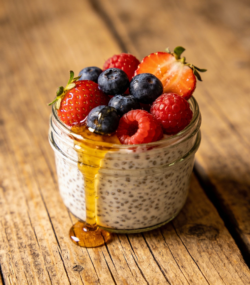 Rețeta budincă de chia cu iaurt și fructe de pădure