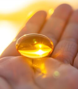 mana cu un supliment de vitamina D si soarele in spate