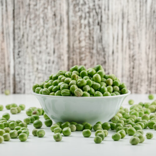 boabe de mazăre intr-un bol alb