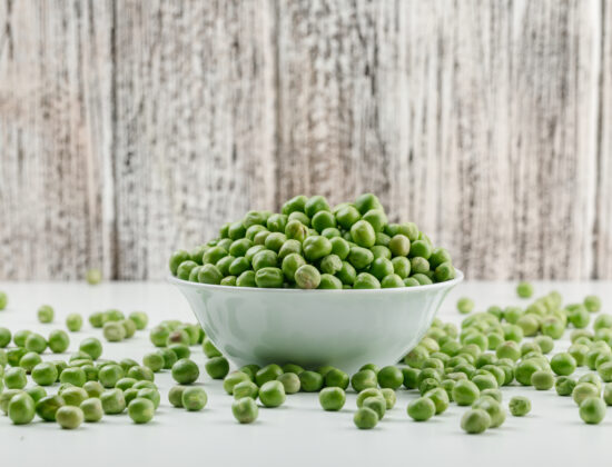 boabe de mazăre intr-un bol alb