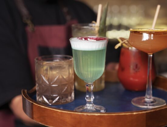 tava plina cu băuturi alcoolice, cocktailuri