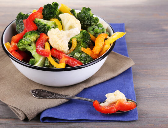 bol cu legume sanatoase: broccoli, ardei gras, conopidă